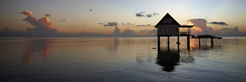 15_025697  ©ThMartinez Sea&Co.  RAIATEA - ILES SOUS LE VENT. POLYNESIE FRANCAISE .  2 Février 2015. ..Ferme perliere dans le lagon de Raiatea au couché du soleil.