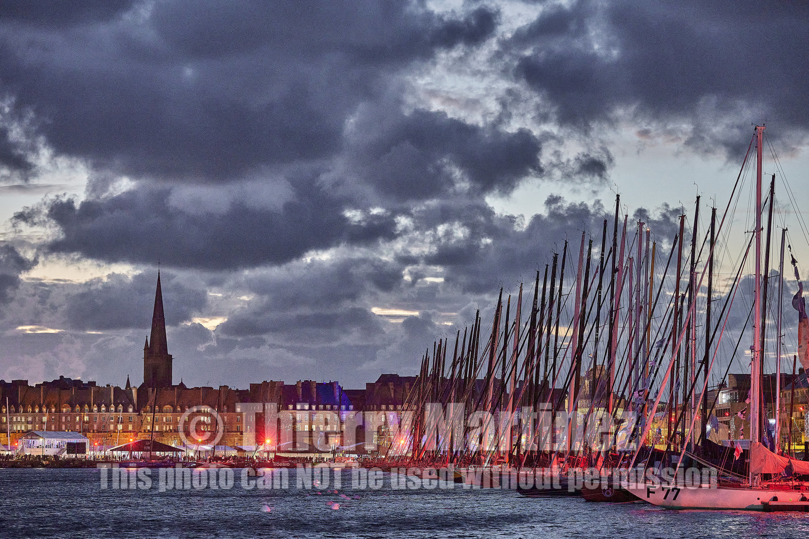 22_37087   © Thierry Martinez.ST MALO, FRANCE. 3 Novembre  2022ROUTE DU RHUM 2022.Flotte à la tombée de la nuit.