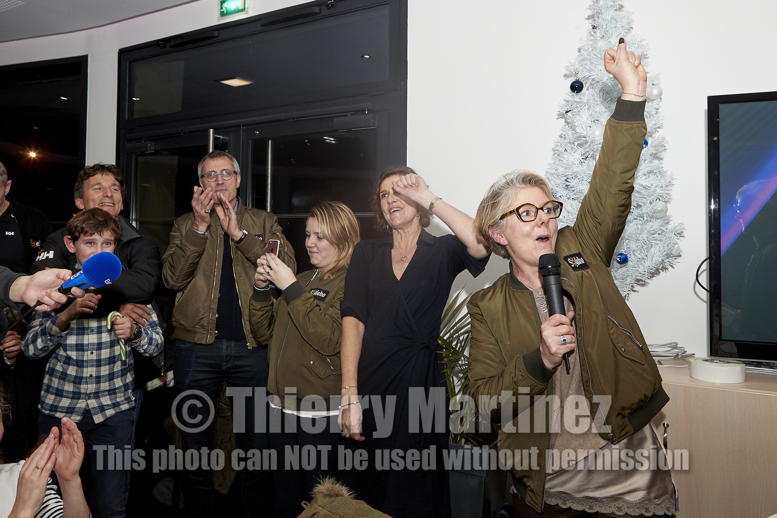 Single-handed sailing round the world record .