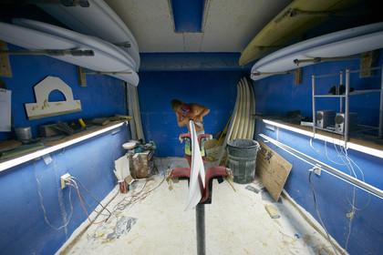 SHAPING A SURF BOARD.  NORTH SHORE (North Shore - Oahu Island - Hawaii-USA)