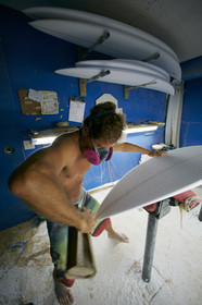 SHAPING A SURF BOARD.  NORTH SHORE (North Shore - Oahu Island - Hawaii-USA)
