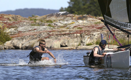 03_3055D © Th.Martinez,STOCKHOLM ARCHIPELAGO SWEDEN, 8 07 03-Archipelago Raid (2003)  Day 1..TIDERMANS  Anders Levander (SWE) waiting for Calle Hendix (SWE) running back to the boat after a check-point.