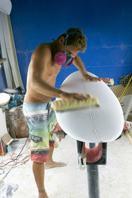 SHAPING A SURF BOARD.  NORTH SHORE (North Shore - Oahu Island - Hawaii-USA)