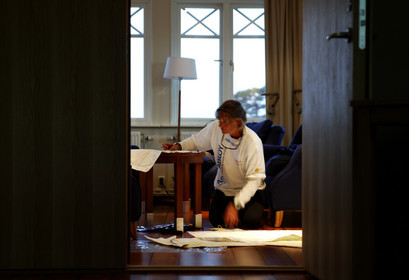 03_3171D © Th.Martinez,STOCKHOLM SWEDEN, 8 07 03-Archipelago Raid (2003). day1. .Lisa McDonald (UK) ASSA ABLOYpreparing navigation of Leg2 .