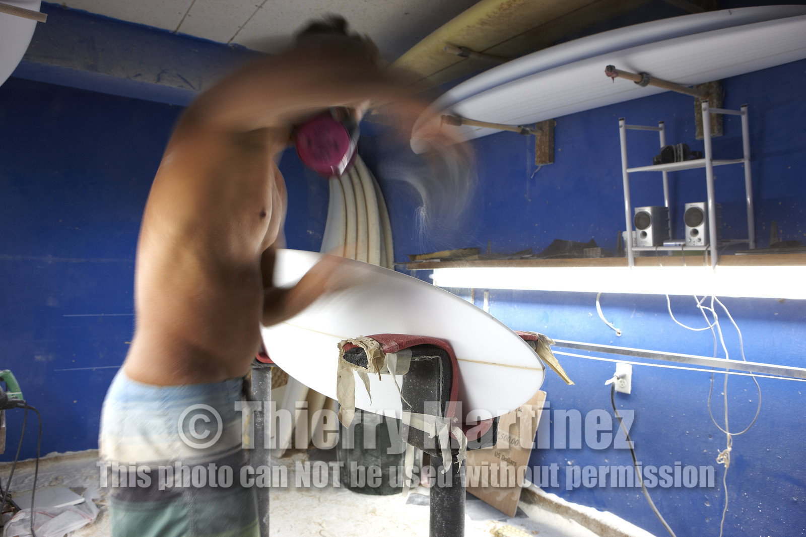 SHAPING A SURF BOARD.  NORTH SHORE (North Shore - Oahu Island - Hawaii-USA)