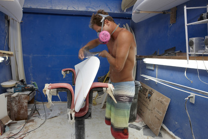 SHAPING A SURF BOARD.  NORTH SHORE (North Shore - Oahu Island - Hawaii-USA)