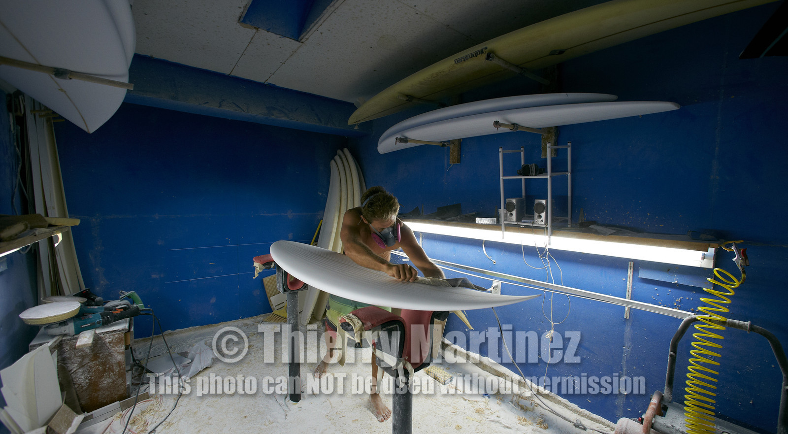 SHAPING A SURF BOARD.  NORTH SHORE (North Shore - Oahu Island - Hawaii-USA)