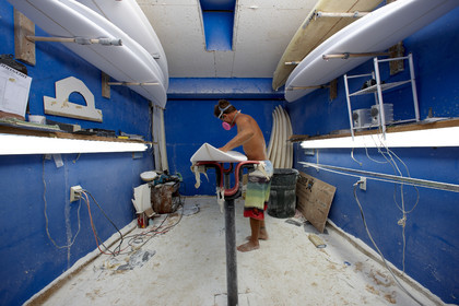 SHAPING A SURF BOARD.  NORTH SHORE (North Shore - Oahu Island - Hawaii-USA)