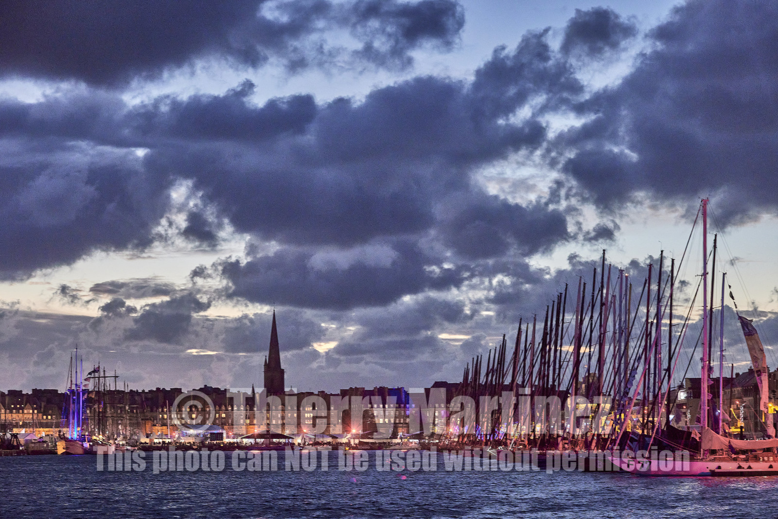 22_37059   © Thierry Martinez.ST MALO, FRANCE. 3 Novembre  2022ROUTE DU RHUM 2022.Flotte à la tombée de la nuit.