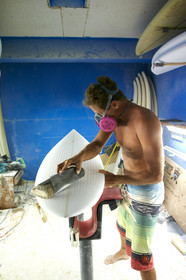 SHAPING A SURF BOARD.  NORTH SHORE (North Shore - Oahu Island - Hawaii-USA)