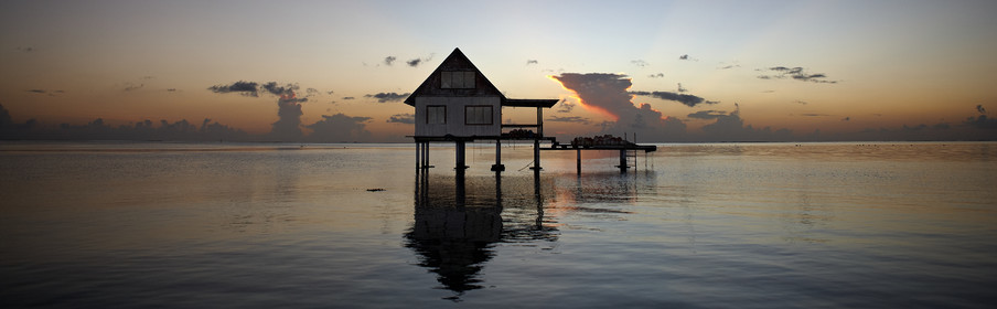15_025724  ©ThMartinez Sea&Co.  RAIATEA - ILES SOUS LE VENT. POLYNESIE FRANCAISE .  2 Février 2015. ..Ferme perliere dans le lagon de Raiatea au couché du soleil.