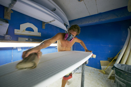 SHAPING A SURF BOARD.  NORTH SHORE (North Shore - Oahu Island - Hawaii-USA)