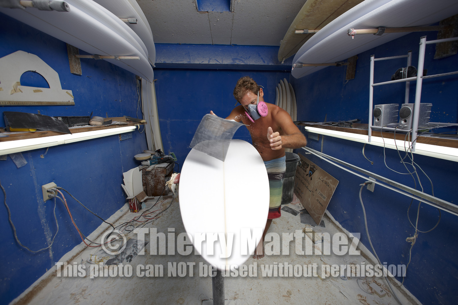 SHAPING A SURF BOARD.  NORTH SHORE (North Shore - Oahu Island - Hawaii-USA)
