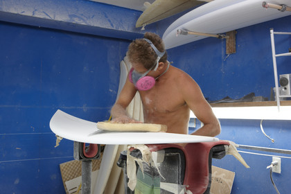 SHAPING A SURF BOARD.  NORTH SHORE (North Shore - Oahu Island - Hawaii-USA)