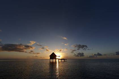 15_025408  ©ThMartinez Sea&Co.  RAIATEA - ILES SOUS LE VENT. POLYNESIE FRANCAISE .  2 Février 2015. ..Ferme perliere dans le lagon de Raiatea au couché du soleil.