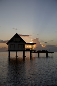 15_025578  ©ThMartinez Sea&Co.  RAIATEA - ILES SOUS LE VENT. POLYNESIE FRANCAISE .  2 Février 2015. ..Ferme perliere dans le lagon de Raiatea au couché du soleil.