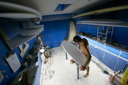 SHAPING A SURF BOARD.  NORTH SHORE (North Shore - Oahu Island - Hawaii-USA)