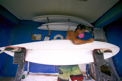 SHAPING A SURF BOARD.  NORTH SHORE (North Shore - Oahu Island - Hawaii-USA)