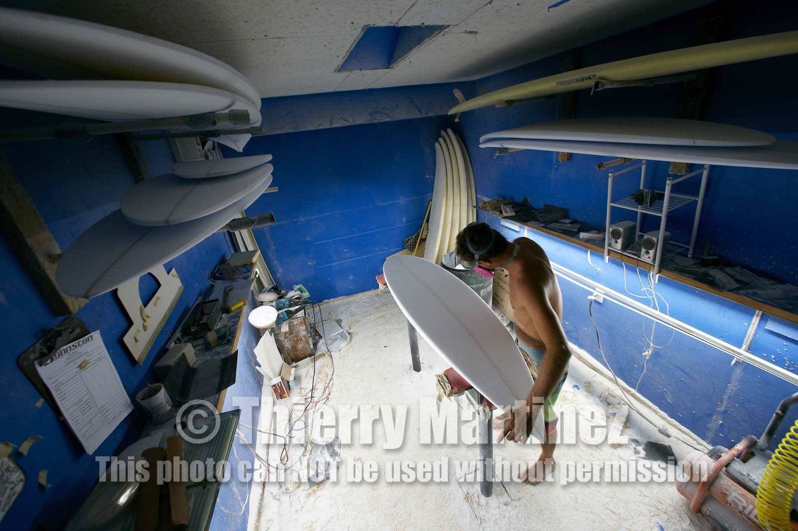SHAPING A SURF BOARD.  NORTH SHORE (North Shore - Oahu Island - Hawaii-USA)