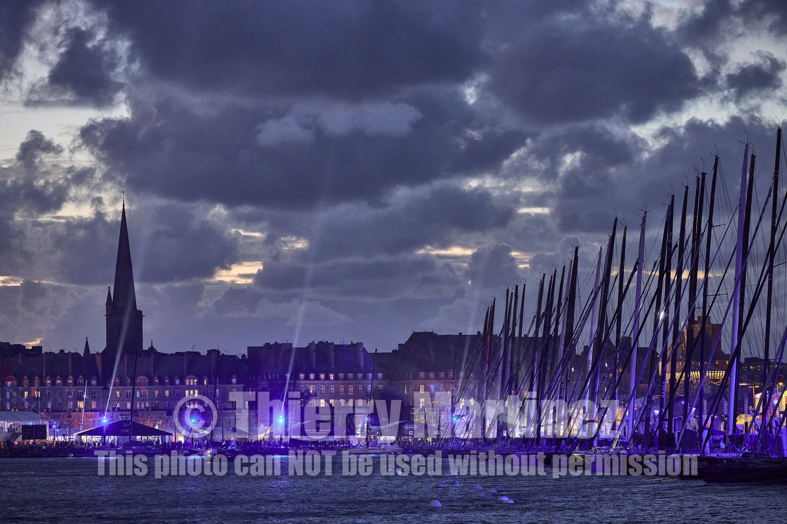 22_37049   © Thierry Martinez.ST MALO, FRANCE. 3 Novembre  2022ROUTE DU RHUM 2022.Flotte à la tombée de la nuit.