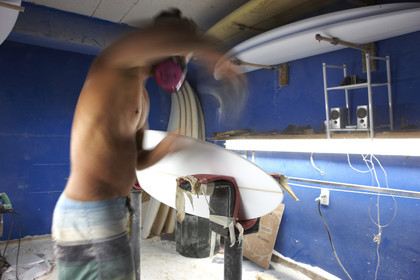 SHAPING A SURF BOARD.  NORTH SHORE (North Shore - Oahu Island - Hawaii-USA)