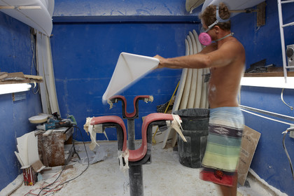 SHAPING A SURF BOARD.  NORTH SHORE (North Shore - Oahu Island - Hawaii-USA)