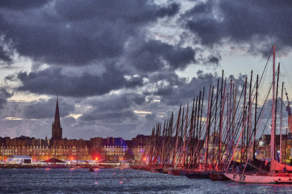 22_37087   © Thierry Martinez.ST MALO, FRANCE. 3 Novembre  2022ROUTE DU RHUM 2022.Flotte à la tombée de la nuit.