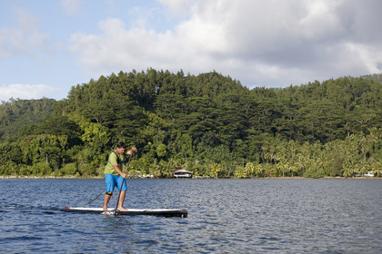 15_025212  ©ThMartinez Sea&Co.  RAIATEA - ILES SOUS LE VENT. POLYNESIE FRANCAISE .  2 Février 2015. ..Jeunes tahitiens pratiquant des sports nautiques dan sle lagon de Raiatea
