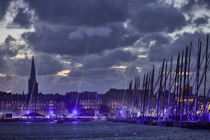 22_37049   © Thierry Martinez.ST MALO, FRANCE. 3 Novembre  2022ROUTE DU RHUM 2022.Flotte à la tombée de la nuit.