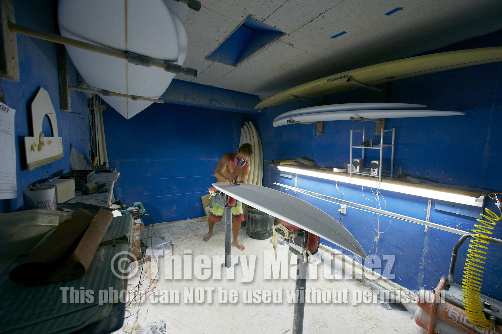 SHAPING A SURF BOARD.  NORTH SHORE (North Shore - Oahu Island - Hawaii-USA)