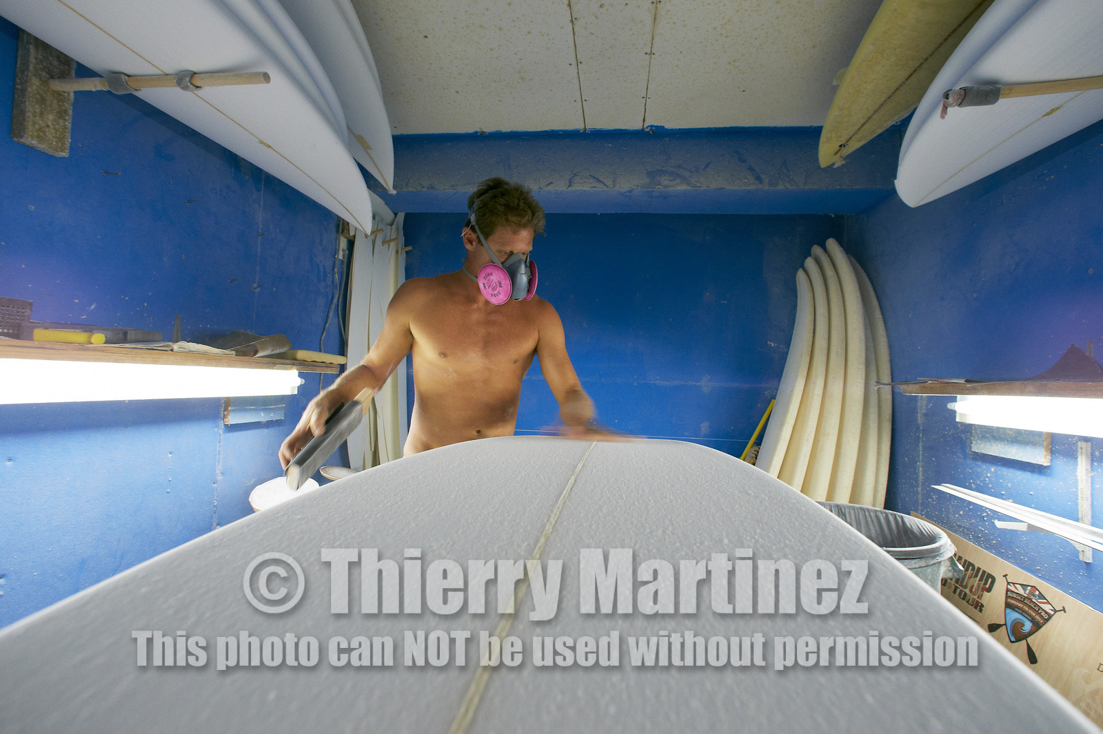 SHAPING A SURF BOARD.  NORTH SHORE (North Shore - Oahu Island - Hawaii-USA)