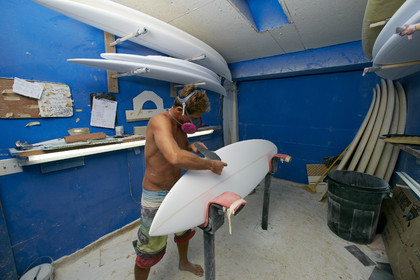 SHAPING A SURF BOARD.  NORTH SHORE (North Shore - Oahu Island - Hawaii-USA)