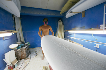SHAPING A SURF BOARD.  NORTH SHORE (North Shore - Oahu Island - Hawaii-USA)