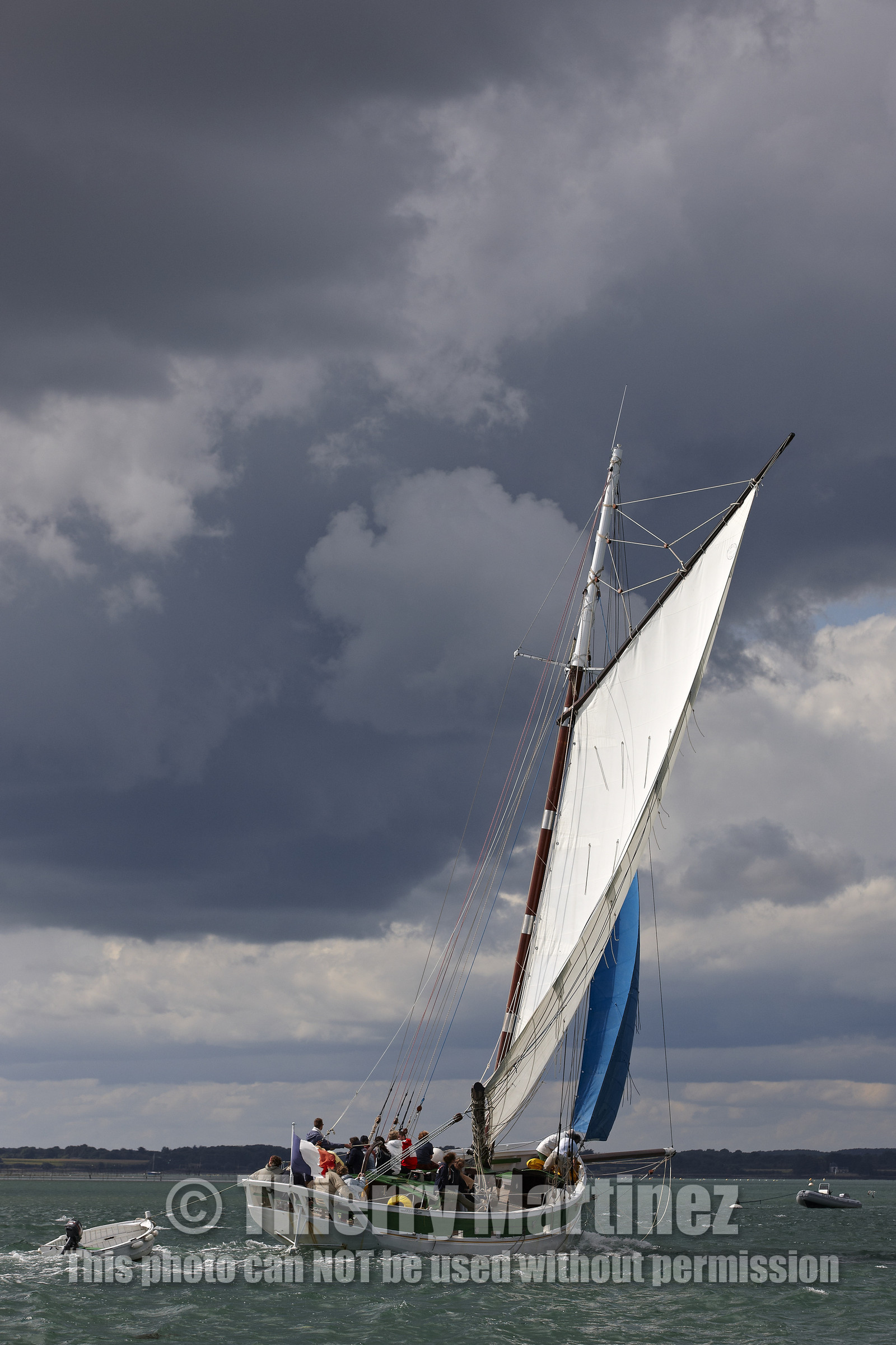 Langoustier  KROG E BARZ sous voile dans le golfe du Morbihan.