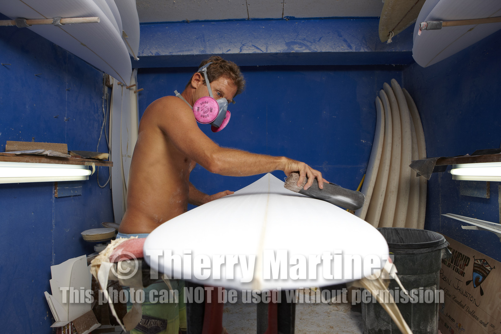 SHAPING A SURF BOARD.  NORTH SHORE (North Shore - Oahu Island - Hawaii-USA)