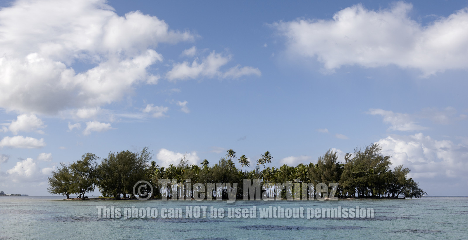 15_024798  ©ThMartinez Sea&Co.  RAIATEA - ILES SOUS LE VENT. POLYNESIE FRANCAISE .  2 Février 2015. ..MOTU dans le lagon de Raiatea.