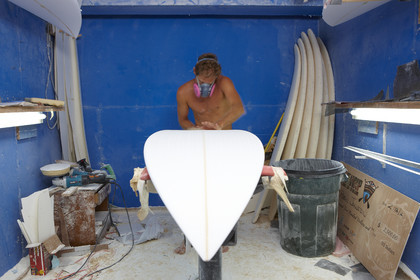 SHAPING A SURF BOARD.  NORTH SHORE (North Shore - Oahu Island - Hawaii-USA)