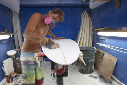 SHAPING A SURF BOARD.  NORTH SHORE (North Shore - Oahu Island - Hawaii-USA)
