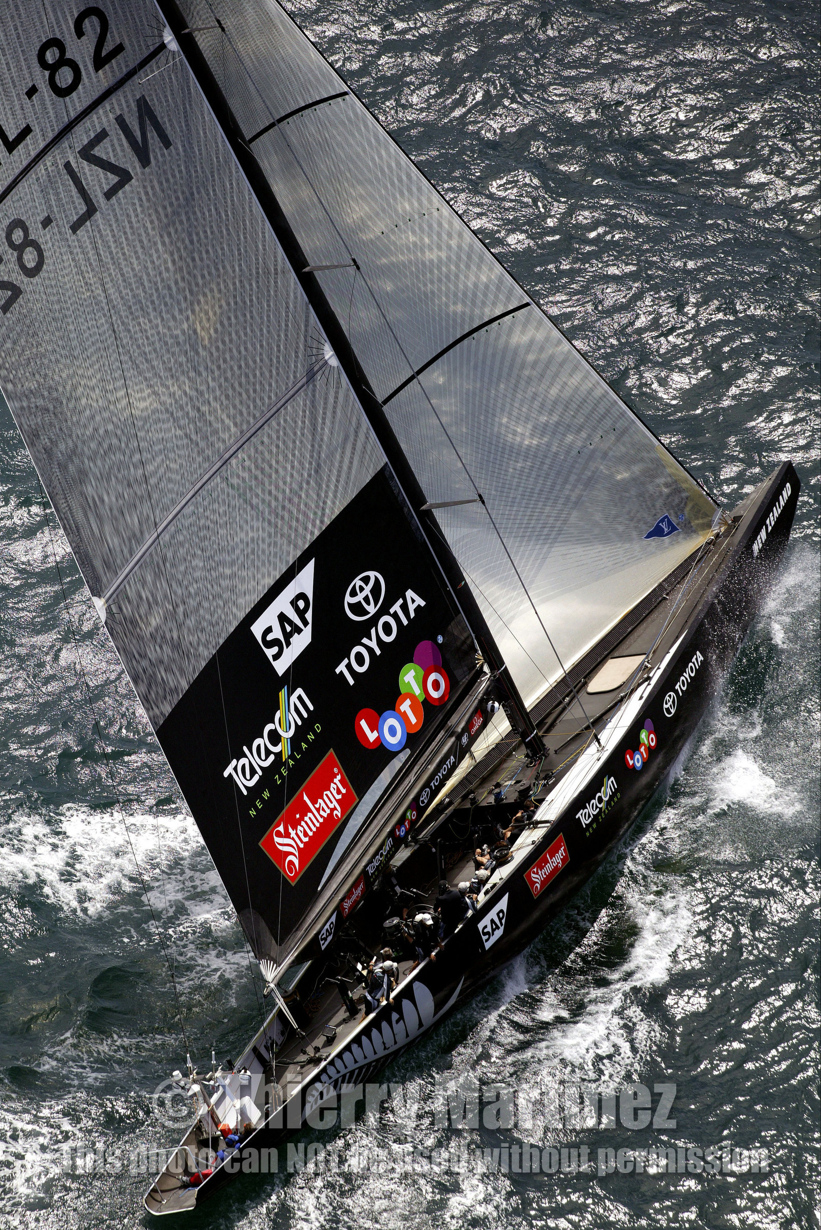 03_0191D ©Th.Martinez - Auckland (NZ) . America's Cup 2003. 18th February 2003. Day 3..Alinghi (SUI 64) vs Team NZ (NZL 82) . NZL 82 upwind in third leg...