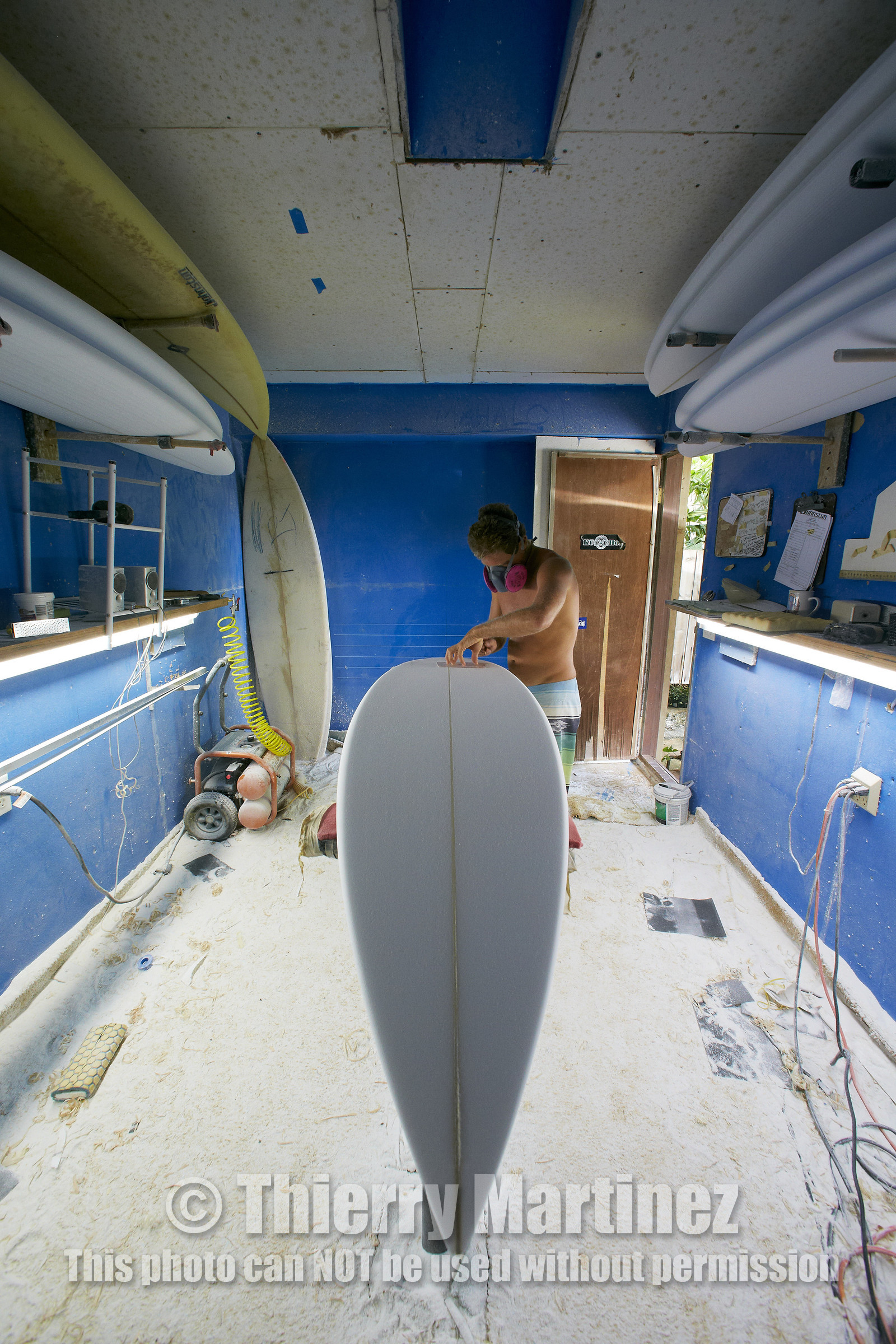 SHAPING A SURF BOARD.  NORTH SHORE (North Shore - Oahu Island - Hawaii-USA)