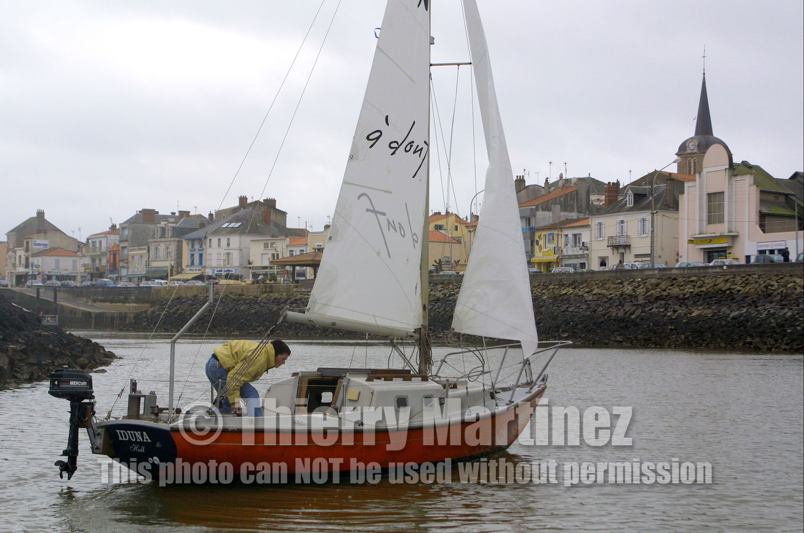 ©ThMartinez Vendee Globe Finish..Les Sables  d'Olonne (FRA) . 12th February 2001..Ellen MacArthur (UK) KINGFISHER sailing IDUNA her old boat .which had sail around Britain island when she was 16 years old.