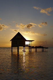 15_025399  ©ThMartinez Sea&Co.  RAIATEA - ILES SOUS LE VENT. POLYNESIE FRANCAISE .  2 Février 2015. ..Ferme perliere dans le lagon de Raiatea au couché du soleil.