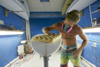 SHAPING A SURF BOARD.  NORTH SHORE (North Shore - Oahu Island - Hawaii-USA)