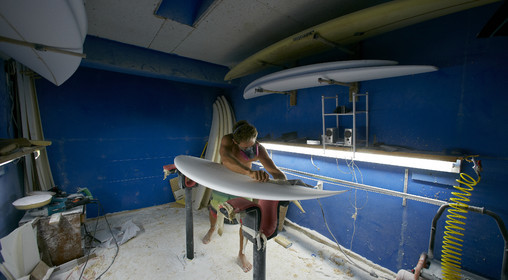 SHAPING A SURF BOARD.  NORTH SHORE (North Shore - Oahu Island - Hawaii-USA)