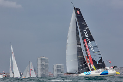 23_22578   © Thierry Martinez. LES SABLES D'OLONNE, 85 - FRANCE 25 septembre 2023.Départ MINI TRANSAT 2023. Départ du Dimanche 24 septembre retardé au Lundi 25 Sept .Les Sables d’Olonne (FRA)    Santa Cruz de la Palma ( Canaries)    St François ( Guadeloupe): 4050 NM.