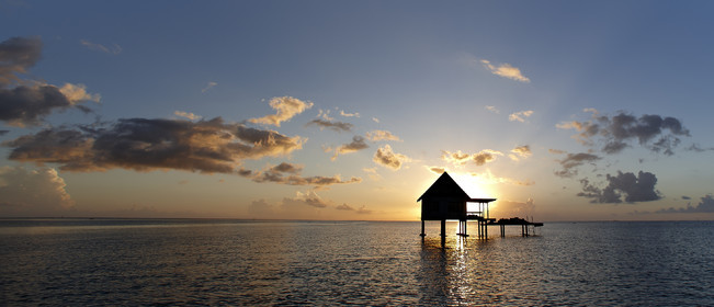 15_025410  ©ThMartinez Sea&Co.  RAIATEA - ILES SOUS LE VENT. POLYNESIE FRANCAISE .  2 Février 2015. ..Ferme perliere dans le lagon de Raiatea au couché du soleil.