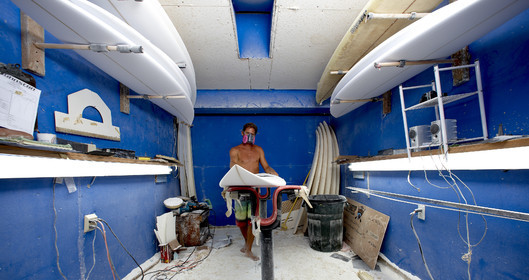 SHAPING A SURF BOARD.  NORTH SHORE (North Shore - Oahu Island - Hawaii-USA)
