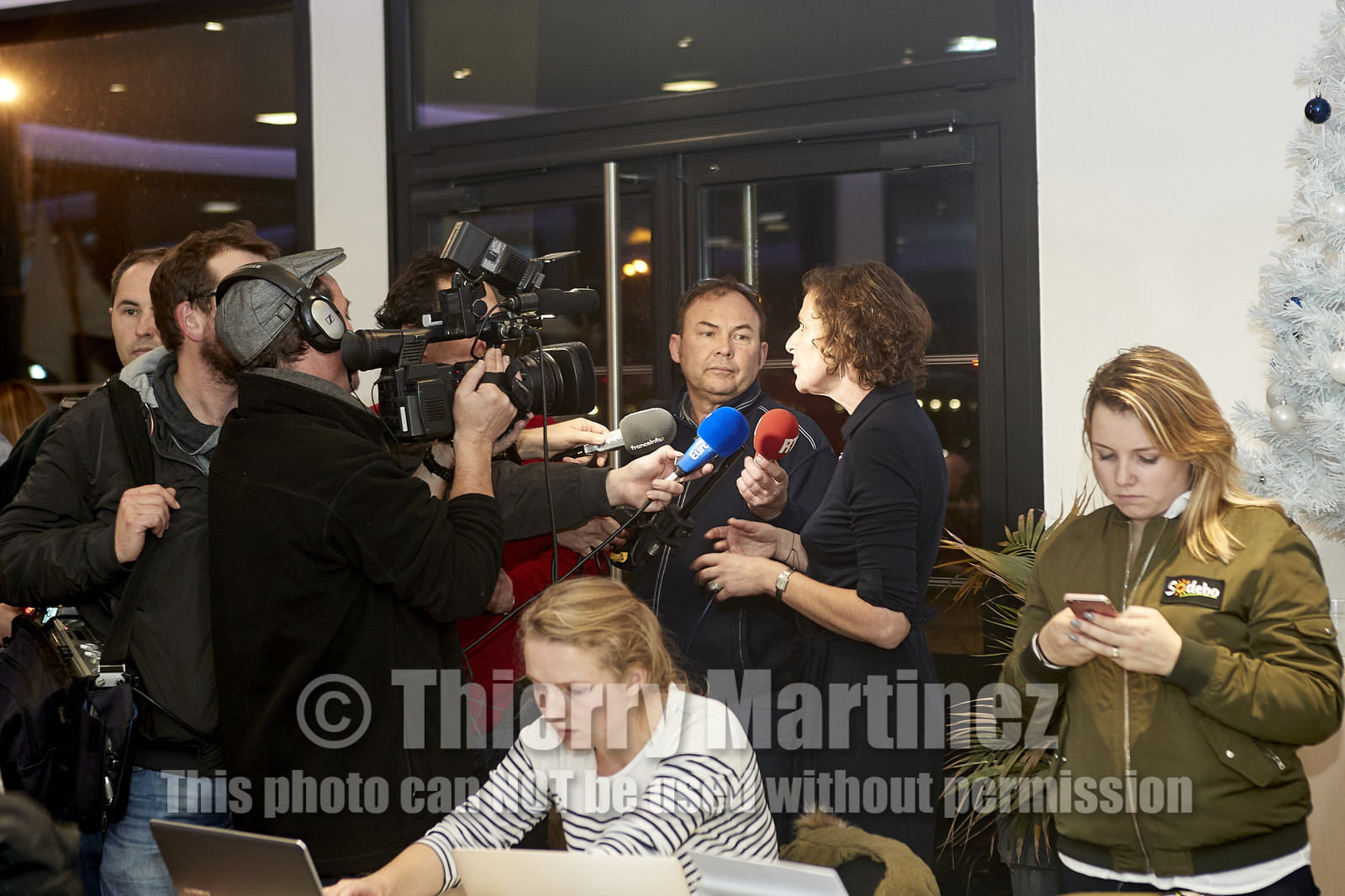 Single-handed sailing round the world record .