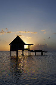 15_025457  ©ThMartinez Sea&Co.  RAIATEA - ILES SOUS LE VENT. POLYNESIE FRANCAISE .  2 Février 2015. ..Ferme perliere dans le lagon de Raiatea au couché du soleil.