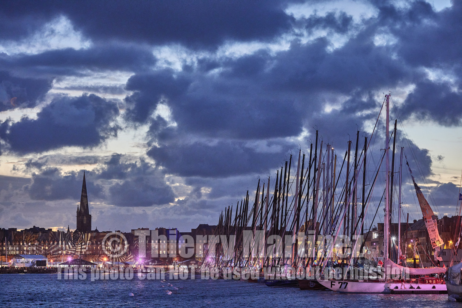 22_37014   © Thierry Martinez.ST MALO, FRANCE. 3 Novembre  2022ROUTE DU RHUM 2022.Flotte à la tombée de la nuit.
